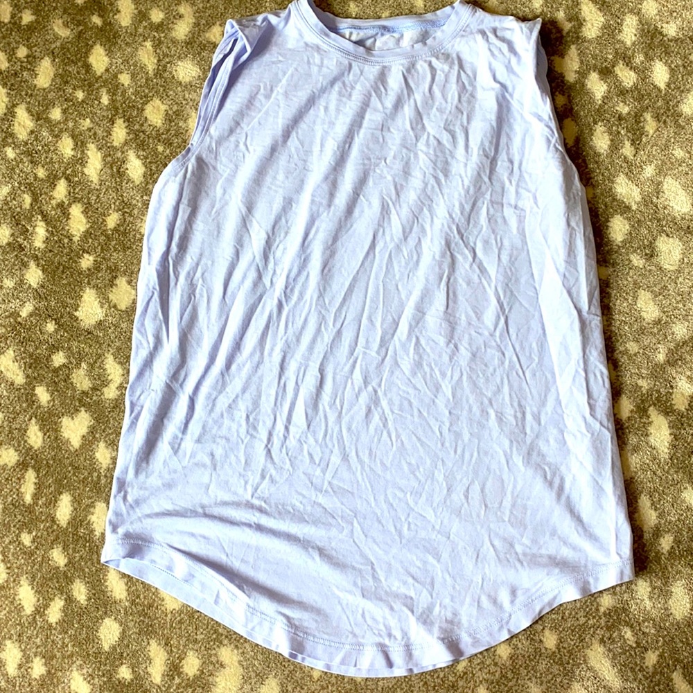 I’m selling a Lululemon tank top! It is size 4!